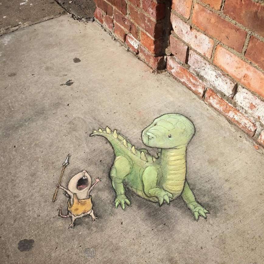 Художник рисует мелом забавных персонажей на улицах города