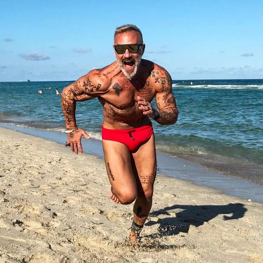 «Какое тело!»: 50-летний Джанлука Вакки восхищает пляжными фотографиями