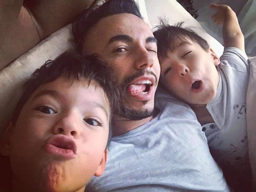 «Бородатый нянь!»: Тимур Родригез остался один дома с сыновьями