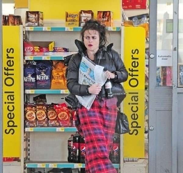 «Как бездомная»: Хелена Бонем Картер гуляет по Лондону в странном виде