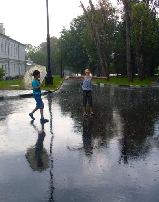 Дети под дождем