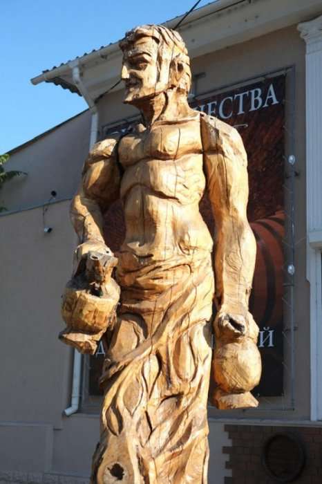 Скульптуры из деревьев в Симферополе
