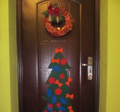 Прикрашають новорічну ялинку. Гра для дітей своїми руками