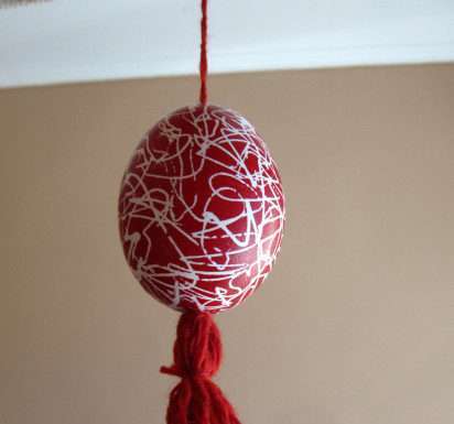 Традиційна великодня писанка руками дитини