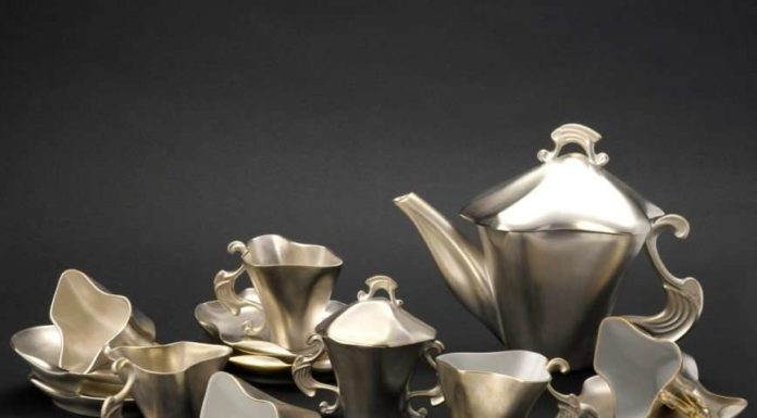 Колекція порцеляни, побудована на ефекті відбиття світла.