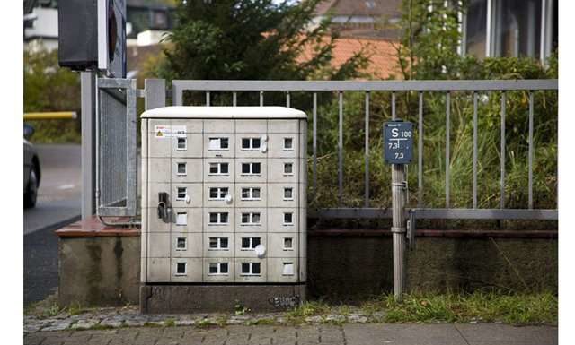 Мініатюрні будинки по всьому місту.