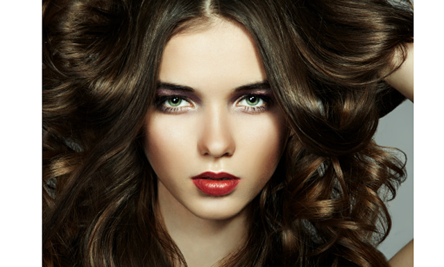 Волосся в центрі уваги.