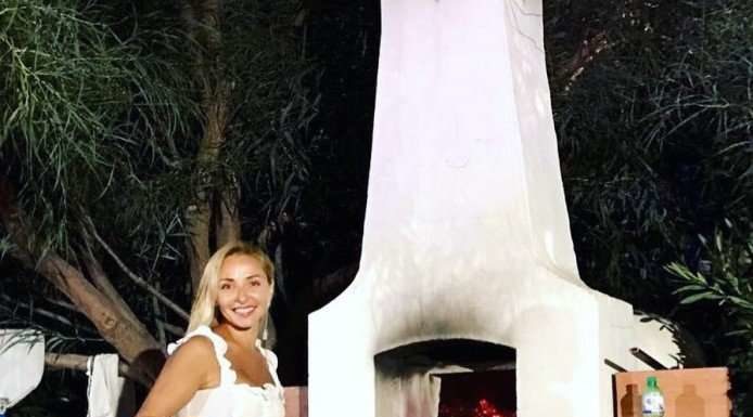 Трирічна дочка Тетяни Навки освоює бруси.