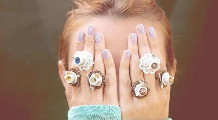 Мініатюрна їжа в прикрасах грецького дизайнера.