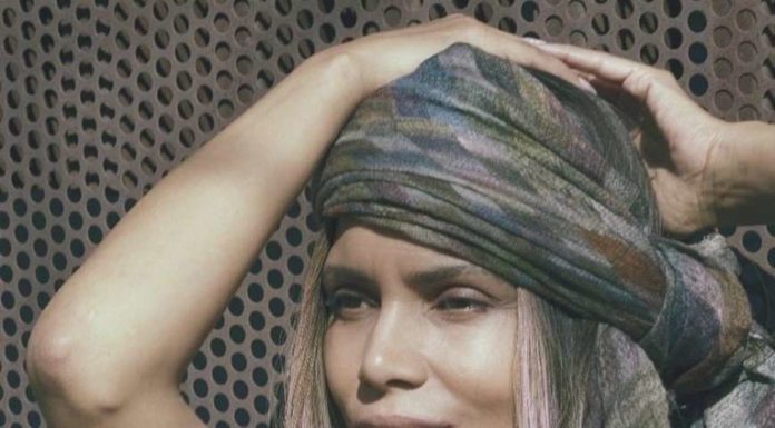 «Єднання з природою»: Холлі Беррі займається йогою топлес.