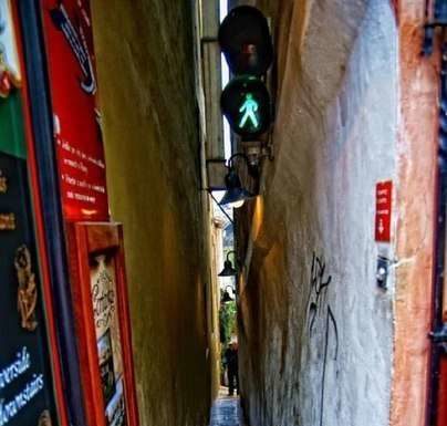 Найвужча вулиця – Винарна Чертовка.