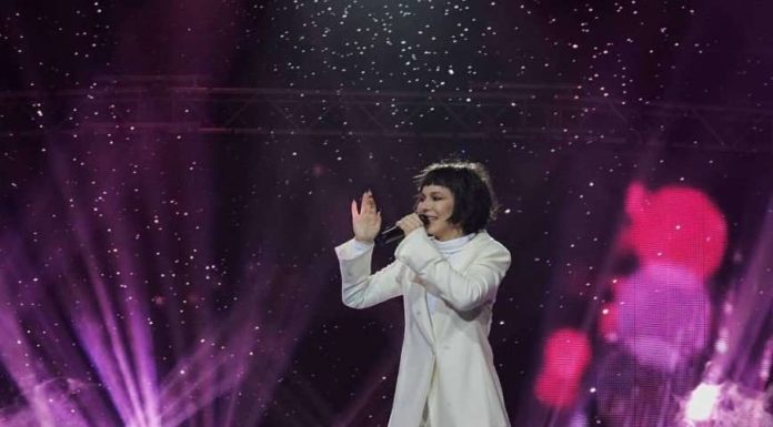 Ялинка в стильному костюмі відвідала білу вечірку Першого каналу.