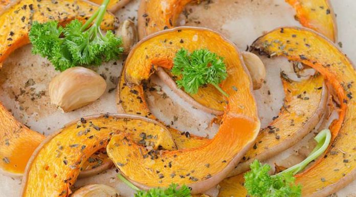 Гарбузове часточки, запечені з часником і ароматними травами.