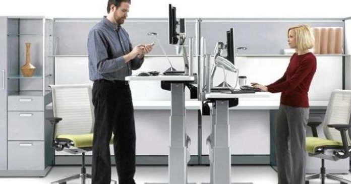 Вчені довели, що стояча робота не менш небезпечна, ніж сидяча.