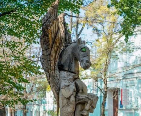 Скульптури з дерев у Сімферополі.