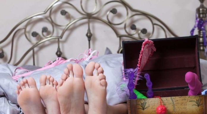 Тестер сексуальних іграшок кличе на допомогу маму.