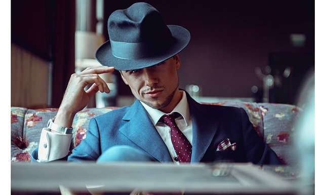 Сексуальні чоловіки користуються парфумами і носять годинники.