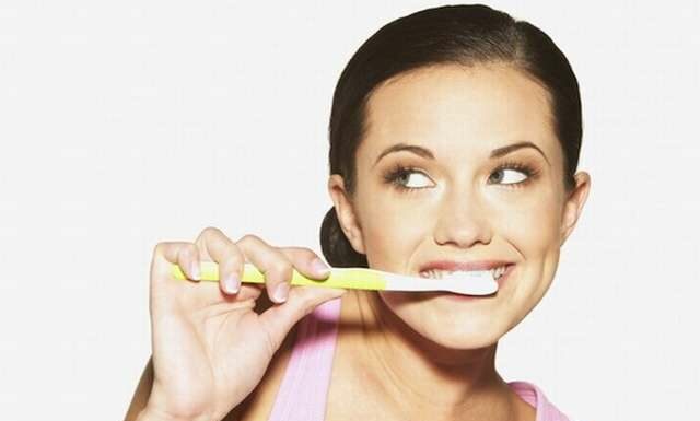 Чистити зуби після їжі шкідливо.