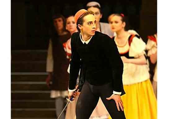 Соліст маріїнки показав перше відео після півторамісячної коми