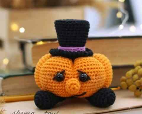 Гарбуз в капелюсі амігурумі, іграшка на хеллоуїн
