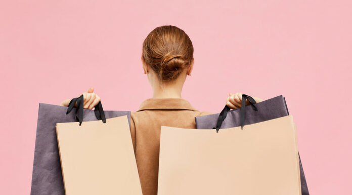 Онлайн vs офлайн: де шопоголіку заощадити більше і чому варто наповнювати кошики на сайті за день до розпродажу