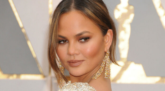 Кріссі тейген вийшла за кавою в мікроскопічному платті-ночнушке