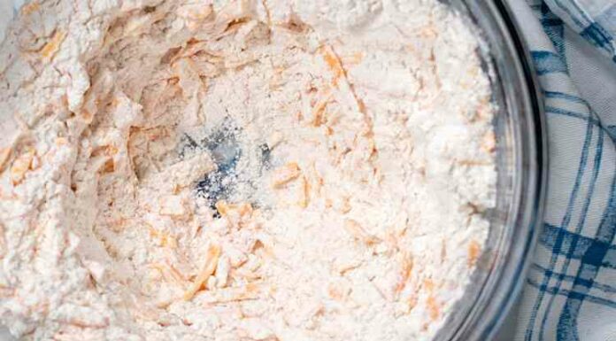 Печиво з сиру і часнику: готуйте відразу багато, адже з’їдається воно моментально