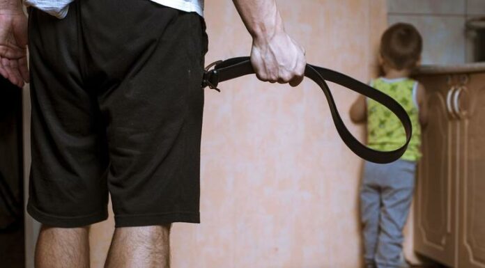 Чоловік б’є дитину: як його зупинити і чому не варто мовчати