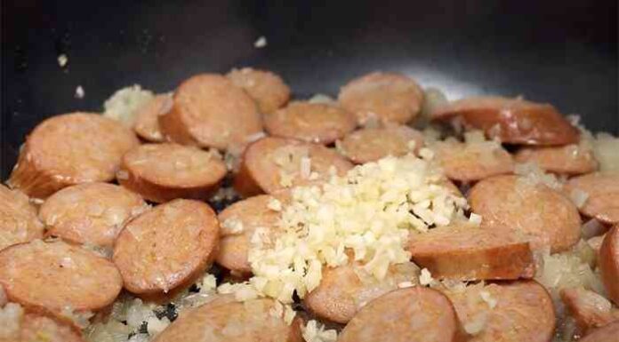 Смачна вечеря всього з двох сосисок і склянки макаронів. Тушкуємо на сковороді як рагу