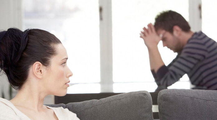 Сумісність жінки-діви і чоловіки-діви-погляд в дзеркало