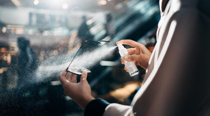 Що робити, якщо в очі потрапив антисептик