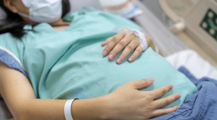 Щеплення від COVID-19 під час вагітності значно знижує ризик передчасних пологів, підтверджує дослідження