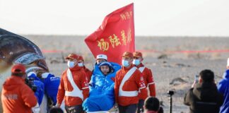 Китай відправляє рятувальну місію екіпажу космічної станції, що опинилася на мілині