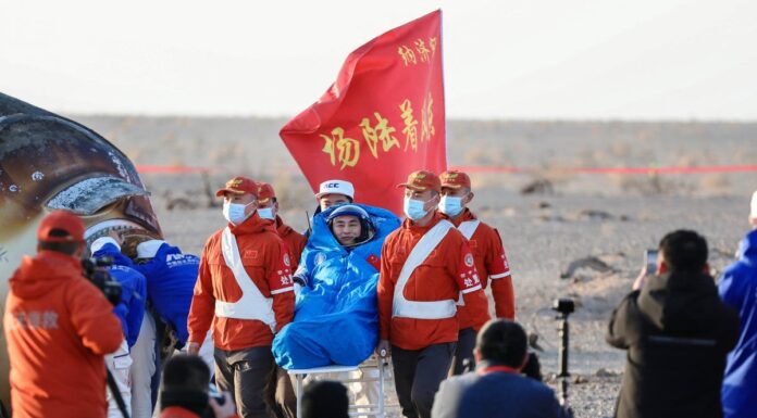 Китай відправляє рятувальну місію екіпажу космічної станції, що опинилася на мілині