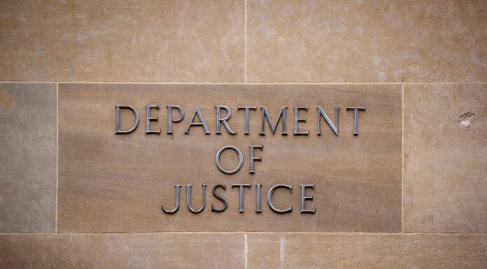 Досьє Епштейна: зв’язки між опальним фінансистом, наукою та журналістикою