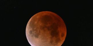 Рідкісне криваве місячне затемнення призвело до захоплення спостерігачів по всьому світу