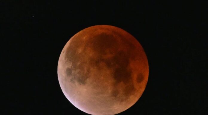 Рідкісне криваве місячне затемнення призвело до захоплення спостерігачів по всьому світу