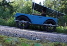 Un passionné de bricolage construit une voiture à quatre roues motrices à énergie solaire à partir de vélos électriques