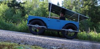 Un passionné de bricolage construit une voiture à quatre roues motrices à énergie solaire à partir de vélos électriques