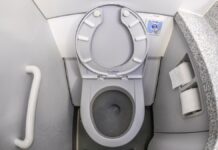 Громкая правда об туалетах в самолетах