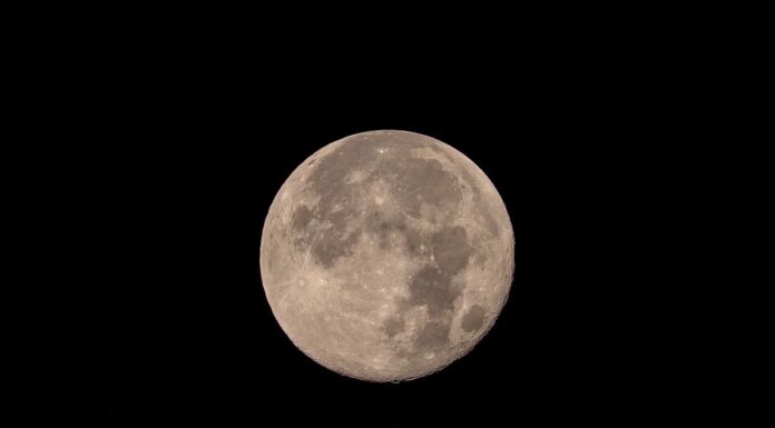 Прискорювач ракети SpaceX на шляху зіткнення з Місяцем у серпні