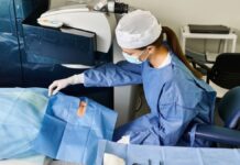 Apple Vision Pro encuentra un propósito médico en la primera cirugía de cataratas asistida remotamente