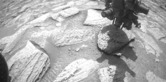 Il Rover Curiosity della NASA si libera dopo essere rimasto bloccato su una roccia marziana