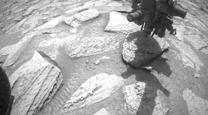 Marsoход «Curiosity» звільнився від марсіанського каменю, що прилип до нього.