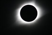 Сколько длится полное солнечное затмение? Математика, мифы и зрелище